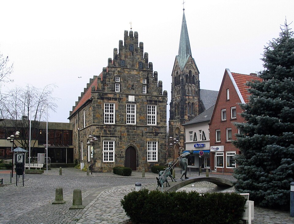 Umzug von Schüttorf nach Zypern per Container: Schüttorf Market and City Hall – Foto: Christian Hummert --- Benutzer:Ixitixel, CC BY-SA 3.0, via Wikimedia Commons Umzug von Schüttorf nach Zypern per Container: Schüttorf Market and City Hall