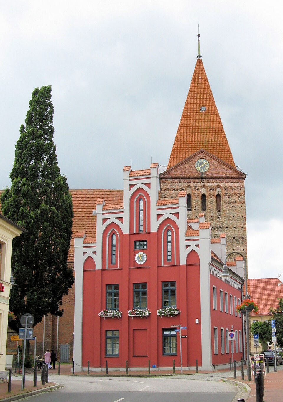 Umzug von Schwaan nach Zypern per Container: Schwaan Rathaus Kirche – Foto: Niteshift (talk), CC BY-SA 3.0, via Wikimedia Commons Umzug von Schwaan nach Zypern per Container: Schwaan Rathaus Kirche