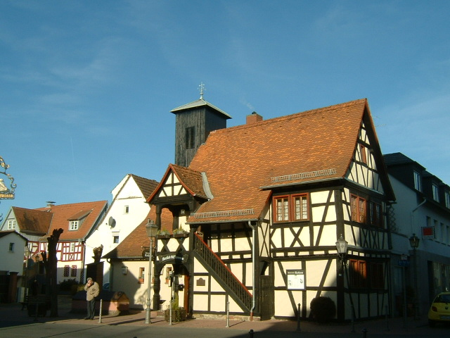 Umzug von Schwalbach am Taunus nach Zypern per Container: Schwalbach haus in Schwalbach am Taunus – Foto: Peng 12:16, 17 February 2008 (UTC), CC BY-SA 3.0, via Wikimedia Commons Umzug von Schwalbach am Taunus nach Zypern per Container: Schwalbach haus in Schwalbach am Taunus