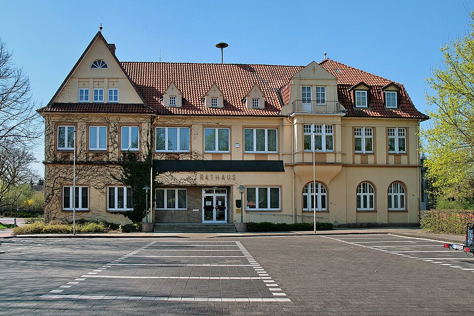 Umzug von Schwarmstedt nach Zypern per Container: Rathaus Schwarmstedt IMG – Foto: Losch at German Wikipedia, Attribution, via Wikimedia Commons Umzug von Schwarmstedt nach Zypern per Container: Rathaus Schwarmstedt IMG
