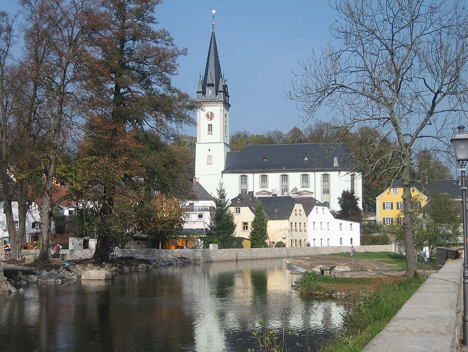 Umzug von Schwarzenbach an der Saale nach Zypern per Container: Schwarzenbach Saale in Schwarzenbach an der Saale – Foto: upload by User:Parpan05, CC BY-SA 3.0, via Wikimedia Commons Umzug von Schwarzenbach an der Saale nach Zypern per Container: Schwarzenbach Saale in Schwarzenbach an der Saale