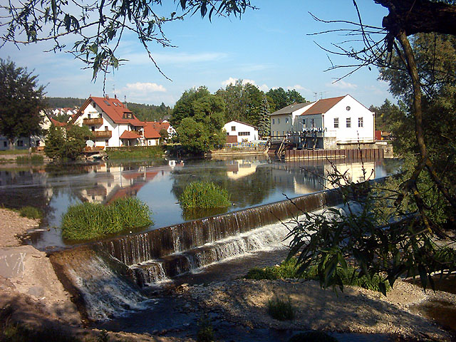 Umzug von Schwarzenfeld nach Zypern per Container: Schwarzenfeld-naabwehr – Foto: Luestling, CC BY-SA 3.0, via Wikimedia Commons Umzug von Schwarzenfeld nach Zypern per Container: Schwarzenfeld-naabwehr
