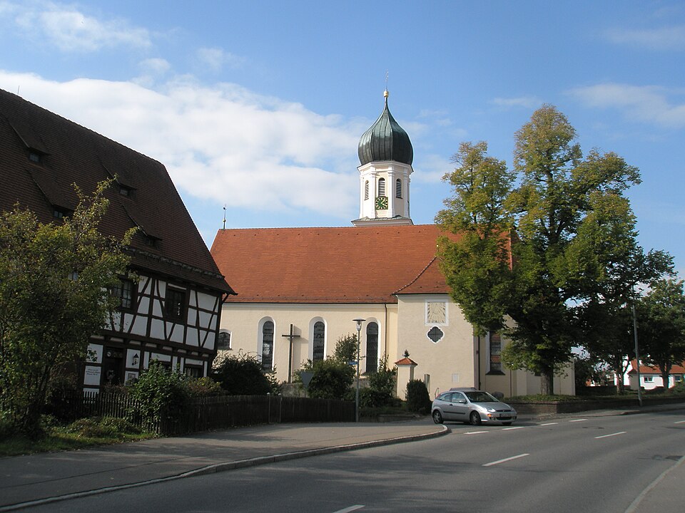 Umzug von Schwendi nach Zypern per Container: Kirche und Pfarrhaus Schwendi – Foto: Augustin berlin, CC BY-SA 3.0, via Wikimedia Commons Umzug von Schwendi nach Zypern per Container: Kirche und Pfarrhaus Schwendi