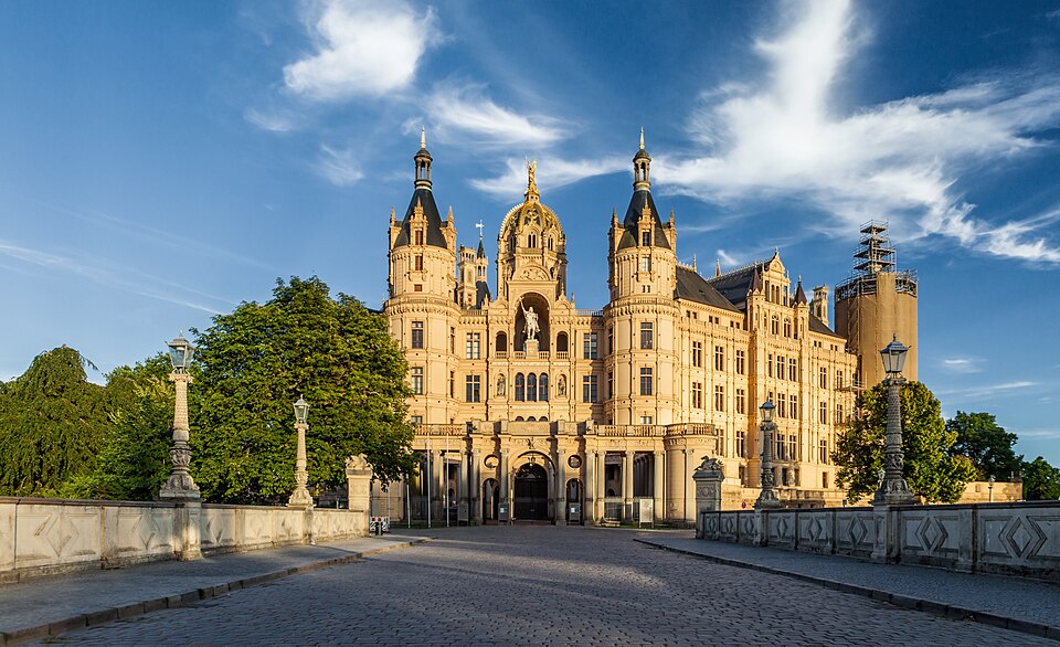 Umzug von Schwerin nach Zypern per Container: Schweriner Schloss – Foto: Moahim, CC BY-SA 4.0, via Wikimedia Commons Umzug von Schwerin nach Zypern per Container: Schweriner Schloss
