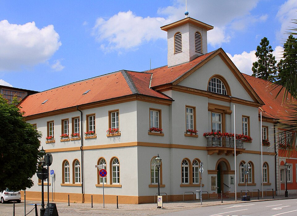 Umzug von Schwetzingen nach Zypern per Container: Schwetzingen Rathaus – Foto: Rudolf Stricker, Attribution, via Wikimedia Commons Umzug von Schwetzingen nach Zypern per Container: Schwetzingen Rathaus