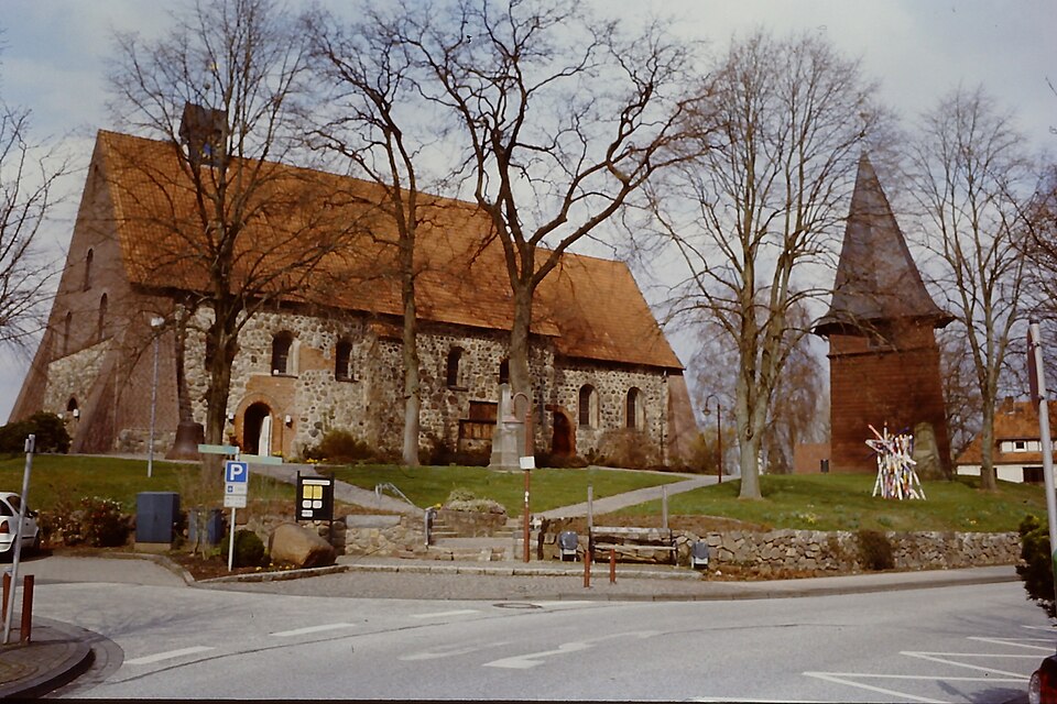 Umzug von Seevetal nach Zypern per Container: St Mauritius Kirche Hittfeld in Seevetal – Foto: Schizoschaf, CC BY-SA 3.0, via Wikimedia Commons Umzug von Seevetal nach Zypern per Container: St Mauritius Kirche Hittfeld in Seevetal
