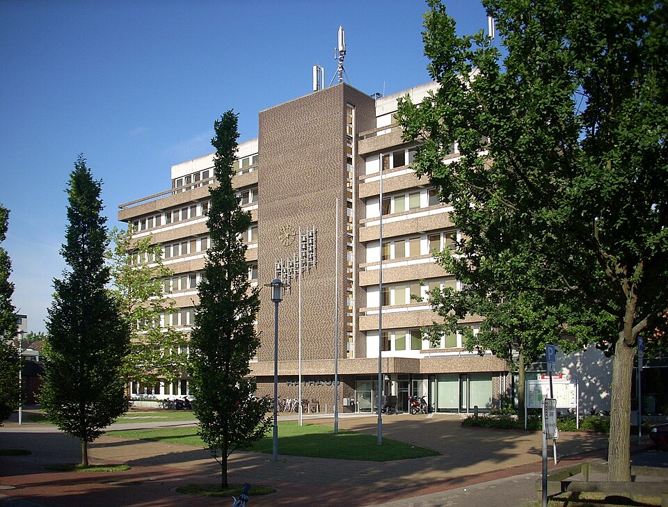 Umzug von Sehnde nach Zypern per Container: Sehnde Rathaus – Foto: Rabanus Flavus, Public domain, via Wikimedia Commons Umzug von Sehnde nach Zypern per Container: Sehnde Rathaus