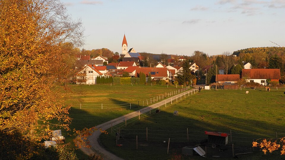 Umzug von Senden nach Zypern per Container: Wullenstetten von Westen, Herbst in Senden – Foto: Franzfoto, CC BY-SA 3.0, via Wikimedia Commons Umzug von Senden nach Zypern per Container: Wullenstetten von Westen, Herbst in Senden