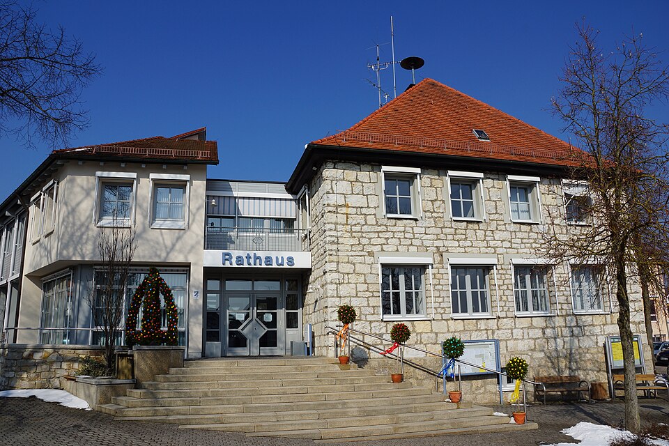 Umzug von Seubersdorf nach Zypern per Container: Rathaus Seubersdorf Oberpfalz NM – Foto: DALIBRI, CC BY-SA 3.0, via Wikimedia Commons Umzug von Seubersdorf nach Zypern per Container: Rathaus Seubersdorf Oberpfalz NM