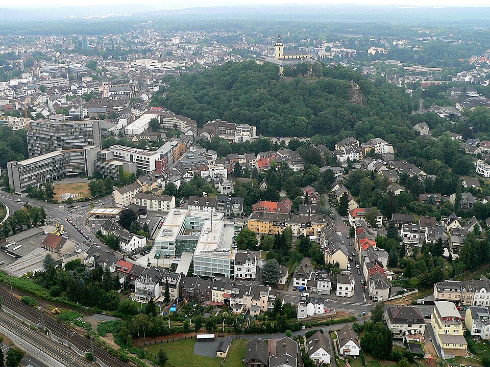 Umzug von Siegburg nach Zypern per Container: Luftbild Siegburg – Foto: Wikimedia-Autor, Public domain, via Wikimedia Commons Umzug von Siegburg nach Zypern per Container: Luftbild Siegburg