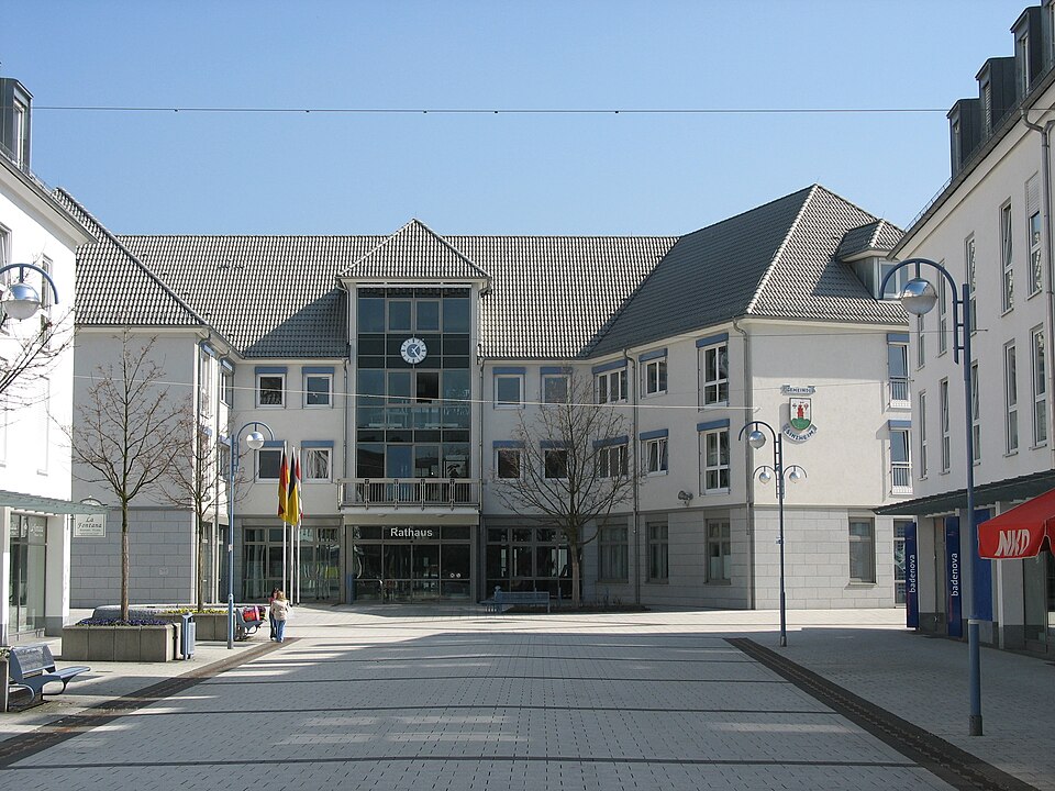 Umzug von Sinzheim nach Zypern per Container: Dorfplatz und Rathaus von Sinzheim – Foto: Wikimedia-Autor, CC BY-SA 3.0, via Wikimedia Commons Umzug von Sinzheim nach Zypern per Container: Dorfplatz und Rathaus von Sinzheim