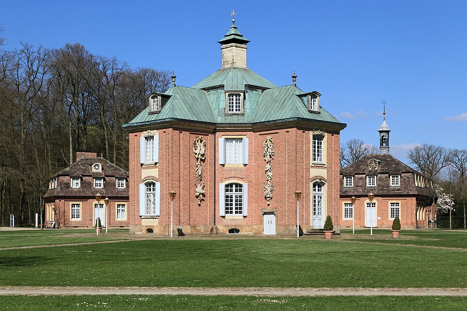 Umzug von Sögel nach Zypern per Container: Clemenswerth, Zentralpavillon ies in Sögel – Foto: Frank Vincentz, CC BY-SA 3.0, via Wikimedia Commons Umzug von Sögel nach Zypern per Container: Clemenswerth, Zentralpavillon ies in Sögel