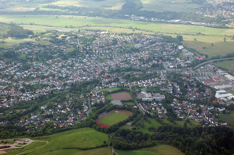 Umzug von Solms nach Zypern per Container: Luftaufnahme von Burgsolms, Hessen, Deutschland – Foto: Fritz Geller-Grimm, CC BY-SA 3.0, via Wikimedia Commons Umzug von Solms nach Zypern per Container: Luftaufnahme von Burgsolms, Hessen, Deutschland