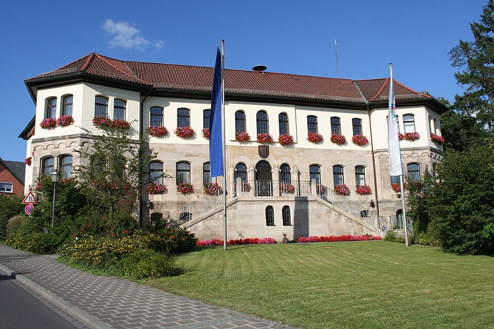 Umzug von Sonnefeld nach Zypern per Container: Sonnefeld Rathaus – Foto: Störfix, CC BY-SA 3.0, via Wikimedia Commons Umzug von Sonnefeld nach Zypern per Container: Sonnefeld Rathaus