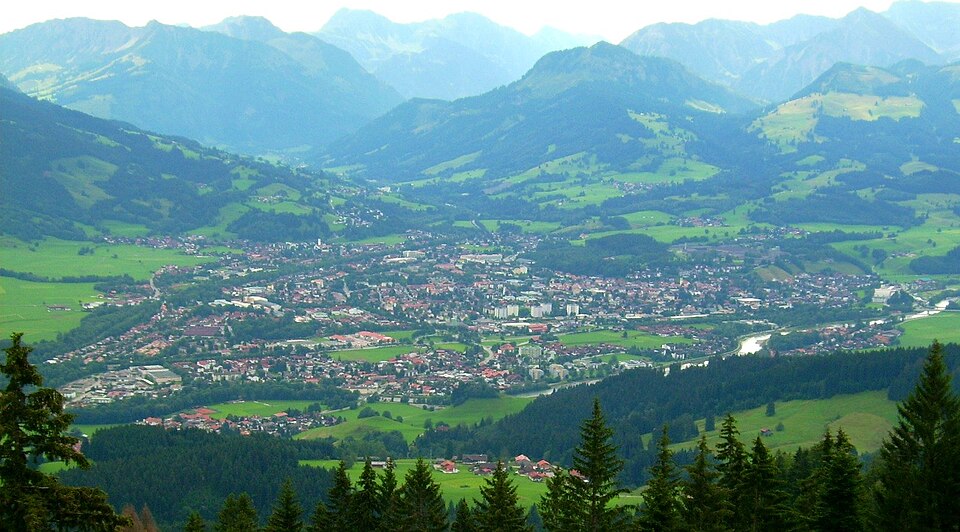 Umzug von Sonthofen nach Zypern per Container: Stadtansicht Sonthofen – Foto: Lokilech, CC BY-SA 3.0, via Wikimedia Commons Umzug von Sonthofen nach Zypern per Container: Stadtansicht Sonthofen