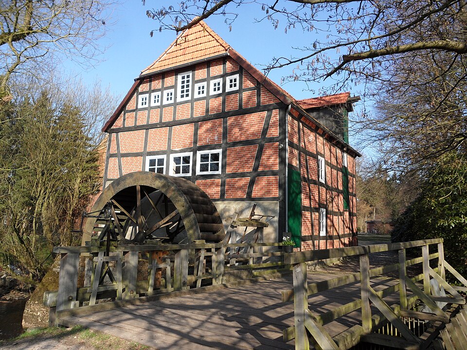 Umzug von Sottrum nach Zypern per Container: Wassermühle Stuckenborstel in Sottrum – Foto: Wusel007, CC BY-SA 3.0, via Wikimedia Commons Umzug von Sottrum nach Zypern per Container: Wassermühle Stuckenborstel in Sottrum