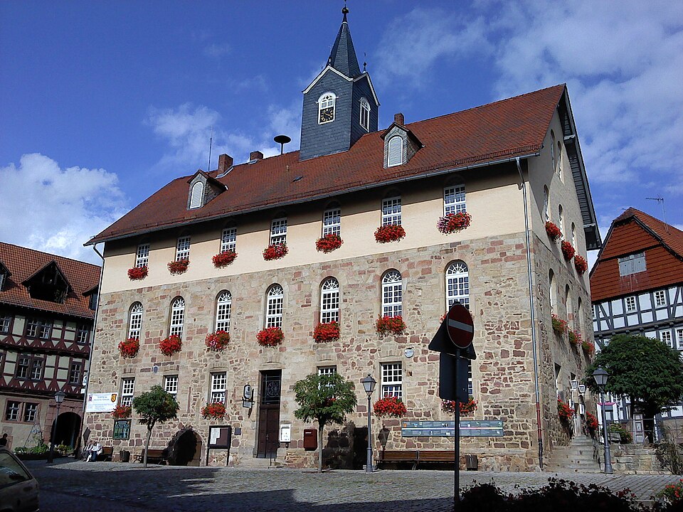 Umzug von Spangenberg nach Zypern per Container: Rathaus Spangenberg – Foto: Ingridchen, CC BY-SA 3.0, via Wikimedia Commons Umzug von Spangenberg nach Zypern per Container: Rathaus Spangenberg