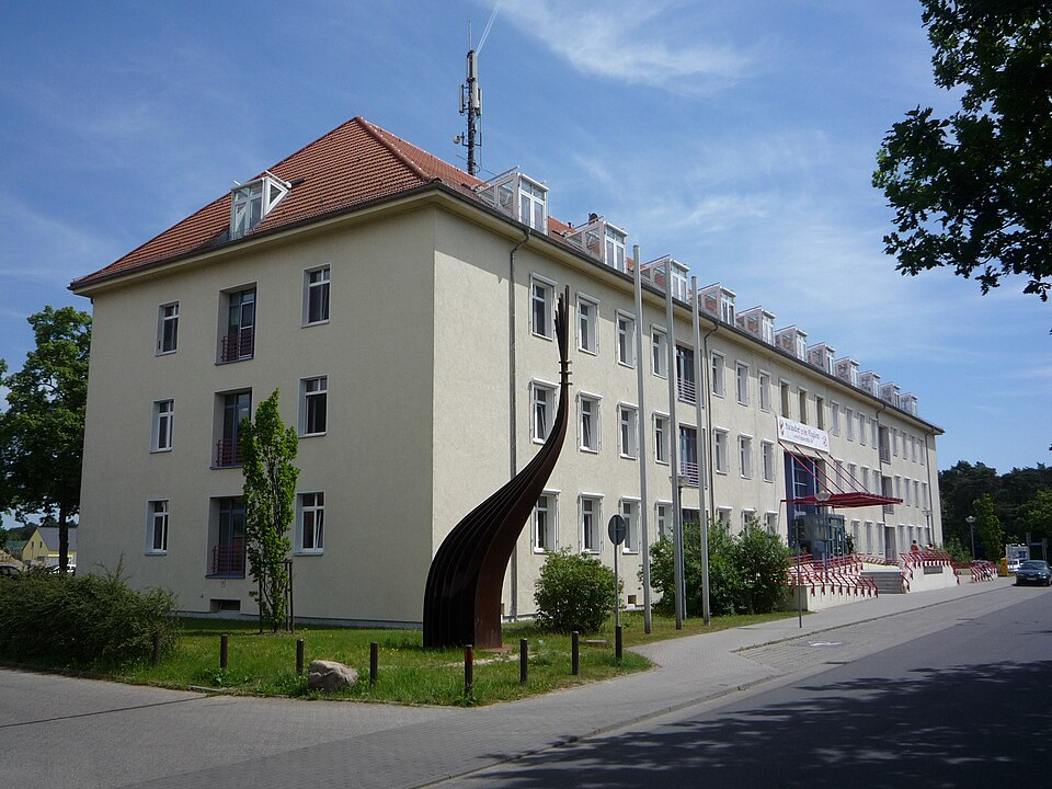 Umzug von Stahnsdorf nach Zypern per Container: Stahnsdorf town hall – Foto: Bernd Schade, CC BY-SA 3.0, via Wikimedia Commons Umzug von Stahnsdorf nach Zypern per Container: Stahnsdorf town hall