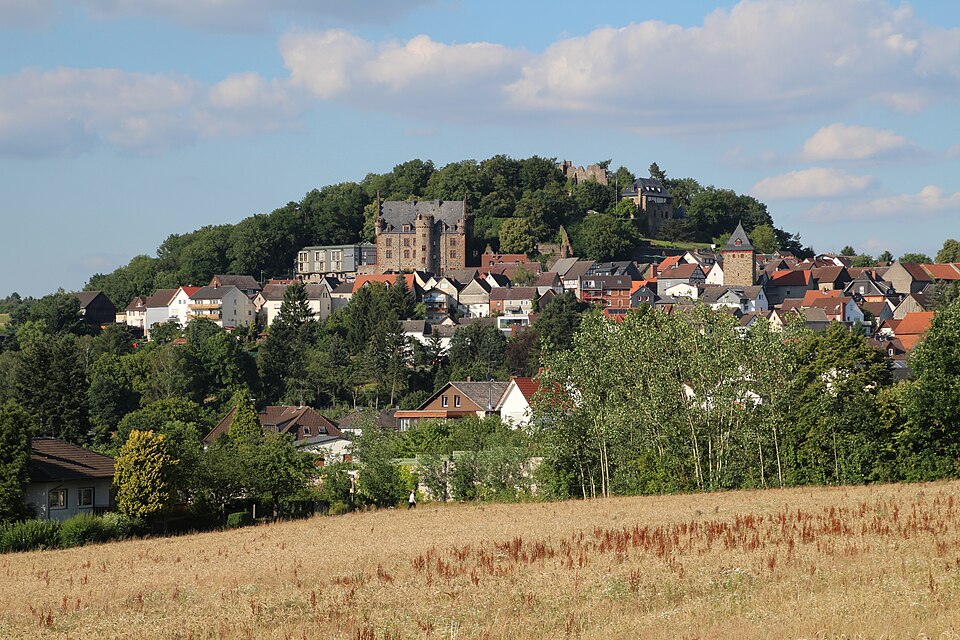 Umzug von Staufenberg nach Zypern per Container: Burg Staufenberg (Hessen) – Foto: Gerold Rosenberg (talk) 14:50, 20 July 2016 (UTC), CC BY-SA 3.0, via Wikimedia Commons Umzug von Staufenberg nach Zypern per Container: Burg Staufenberg (Hessen)