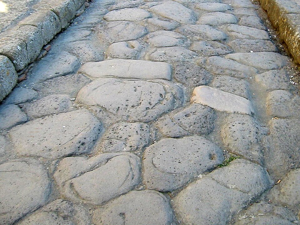 Umzug von Stein nach Zypern per Container: Roman Road Surface at Herculaneum in Stein – Foto: AlMare, Public domain, via Wikimedia Commons Umzug von Stein nach Zypern per Container: Roman Road Surface at Herculaneum in Stein