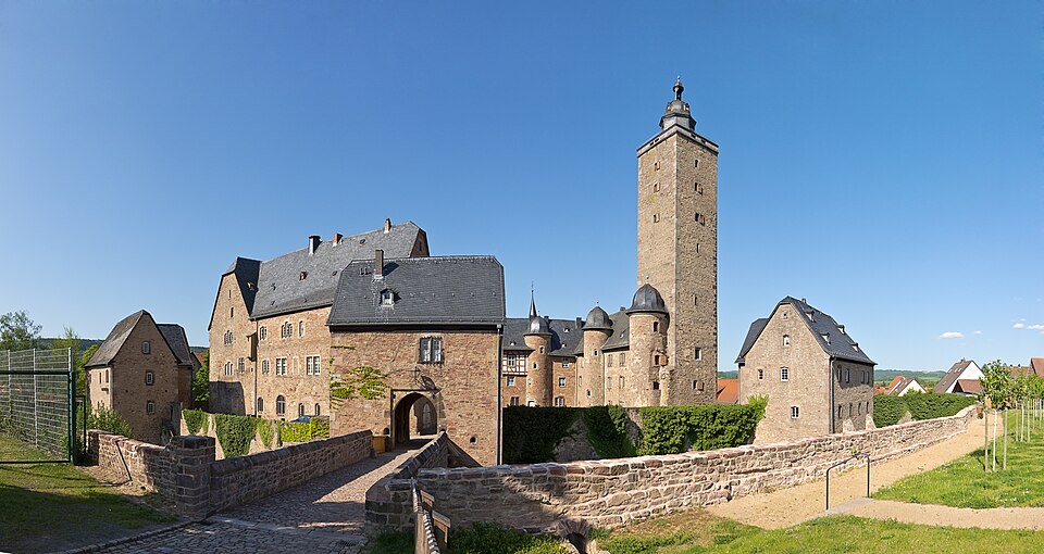 Umzug von Steinau an der Straße nach Zypern per Container: Schloss Steinau Panorama Fotos RL, Stitch GD in Steinau an der Str – Foto: Fotografien von Rainer Lippert, zusammengefügt von mir, Grand-Duc, Umzug von Steinau an der Straße nach Zypern per Container: Schloss Steinau Panorama Fotos RL, Stitch GD in Steinau an der Str
