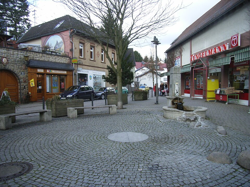 Umzug von Steinbach am Taunus nach Zypern per Container: Pijnackerplatz Steinbach (Taunus) in Steinbach am Taunus – Foto: Harpot at German Wikipedia, Public domain, via Wikimedia Commons Umzug von Steinbach am Taunus nach Zypern per Container: Pijnackerplatz Steinbach (Taunus) in Steinbach am Taunus