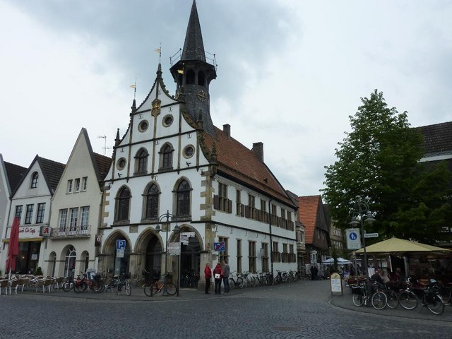 Umzug von Steinfurt nach Zypern per Container: Am Markt. Rathaus in Burgsteinfurt, geo.hlipp.de – Foto: Udo und Joan Fugel, CC BY-SA 2.0, via Wikimedia Commons Umzug von Steinfurt nach Zypern per Container: Am Markt. Rathaus in Burgsteinfurt, geo.hlipp.de
