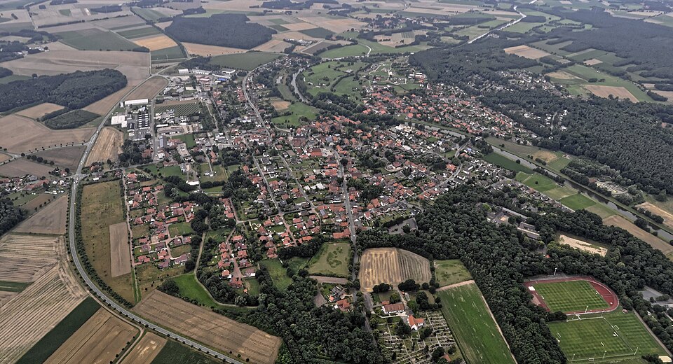 Umzug von Steyerberg nach Zypern per Container: Flug -Nordholz-Hammelburg by-RaBoe in Steyerberg – Foto: © Ra Boe / Wikipedia, CC BY-SA 3.0 de, via Wikimedia Commons Umzug von Steyerberg nach Zypern per Container: Flug -Nordholz-Hammelburg by-RaBoe in Steyerberg