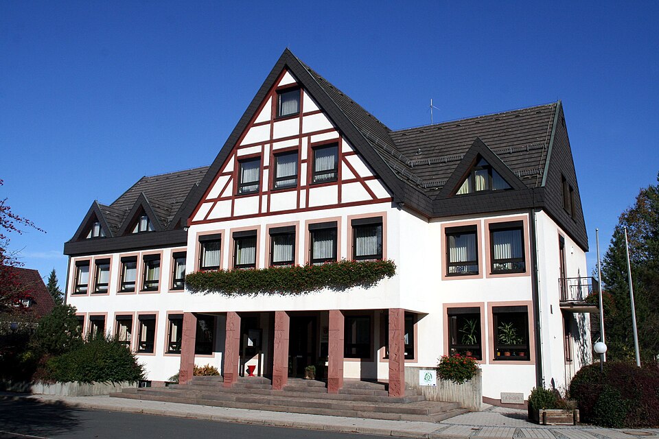 Umzug von Stockheim nach Zypern per Container: Stockheim Rathaus – Foto: Störfix, CC BY-SA 3.0, via Wikimedia Commons Umzug von Stockheim nach Zypern per Container: Stockheim Rathaus