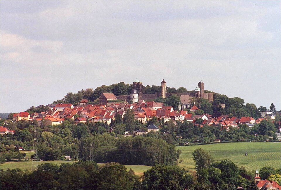 Umzug von Stolpen nach Zypern per Container: Stolpen Blick NW – Foto: Norbert Kaiser, CC BY-SA 2.5, via Wikimedia Commons Umzug von Stolpen nach Zypern per Container: Stolpen Blick NW