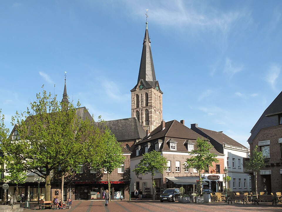 Umzug von Straelen nach Zypern per Container: Straelen, kerk vanaf centraal plein