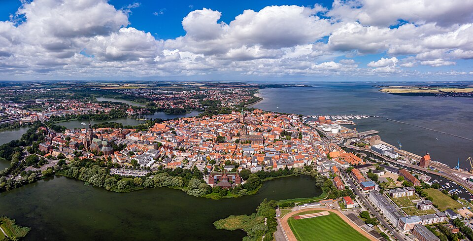 Umzug von Stralsund nach Zypern per Container: Stralsund Innenstadt RalfR – Foto: Ralf Roletschek, CC BY-SA 1.0 fi, via Wikimedia Commons Umzug von Stralsund nach Zypern per Container: Stralsund Innenstadt RalfR