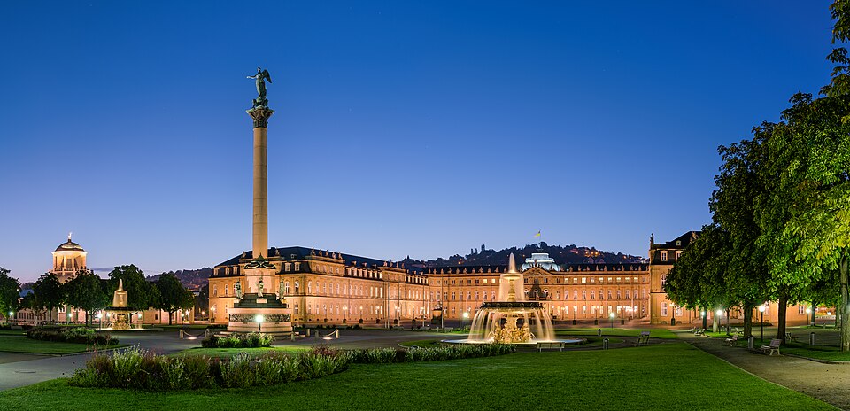 Umzug von Stuttgart nach Zypern per Container: Neues Schloss Schlossplatzspringbrunnen Jubiläumssäule Schlossplatz Stuttgart – Foto: Julian Herzog (Website), CC BY 4.0, via Wikimedia Commons Umzug von Stuttgart nach Zypern per Container: Neues Schloss Schlossplatzspringbrunnen Jubiläumssäule Schlossplatz Stuttgart