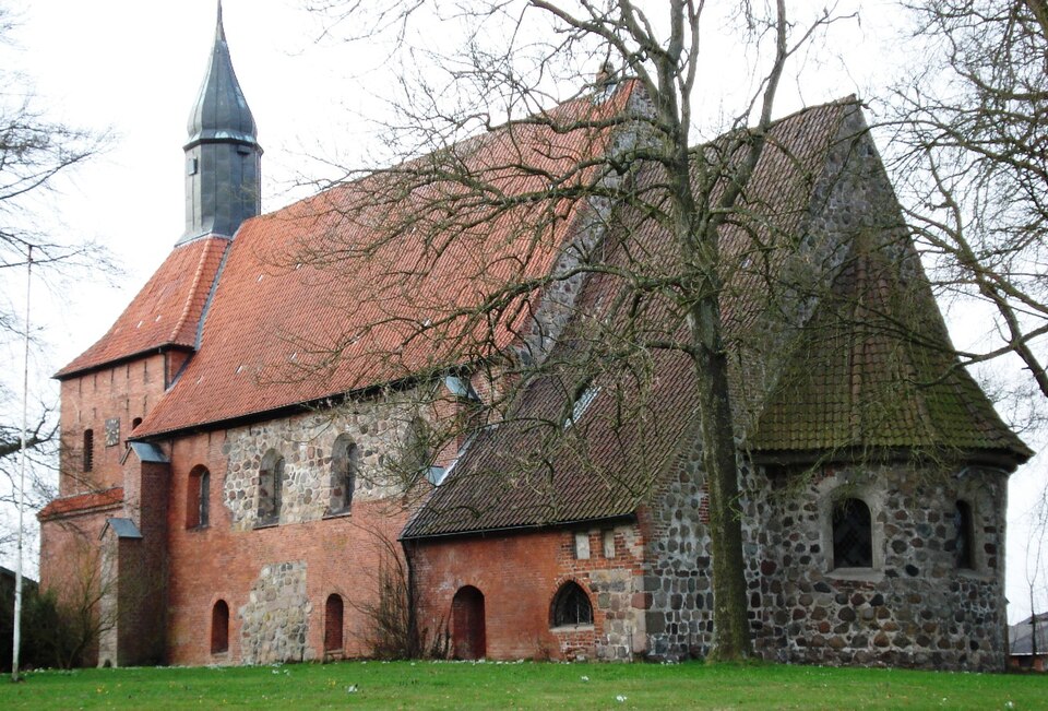 Umzug von Süsel nach Zypern per Container: Suesel Feldsteinkirche SW in Süsel – Foto: Genet at German Wikipedia, CC BY-SA 3.0, via Wikimedia Commons Umzug von Süsel nach Zypern per Container: Suesel Feldsteinkirche SW in Süsel