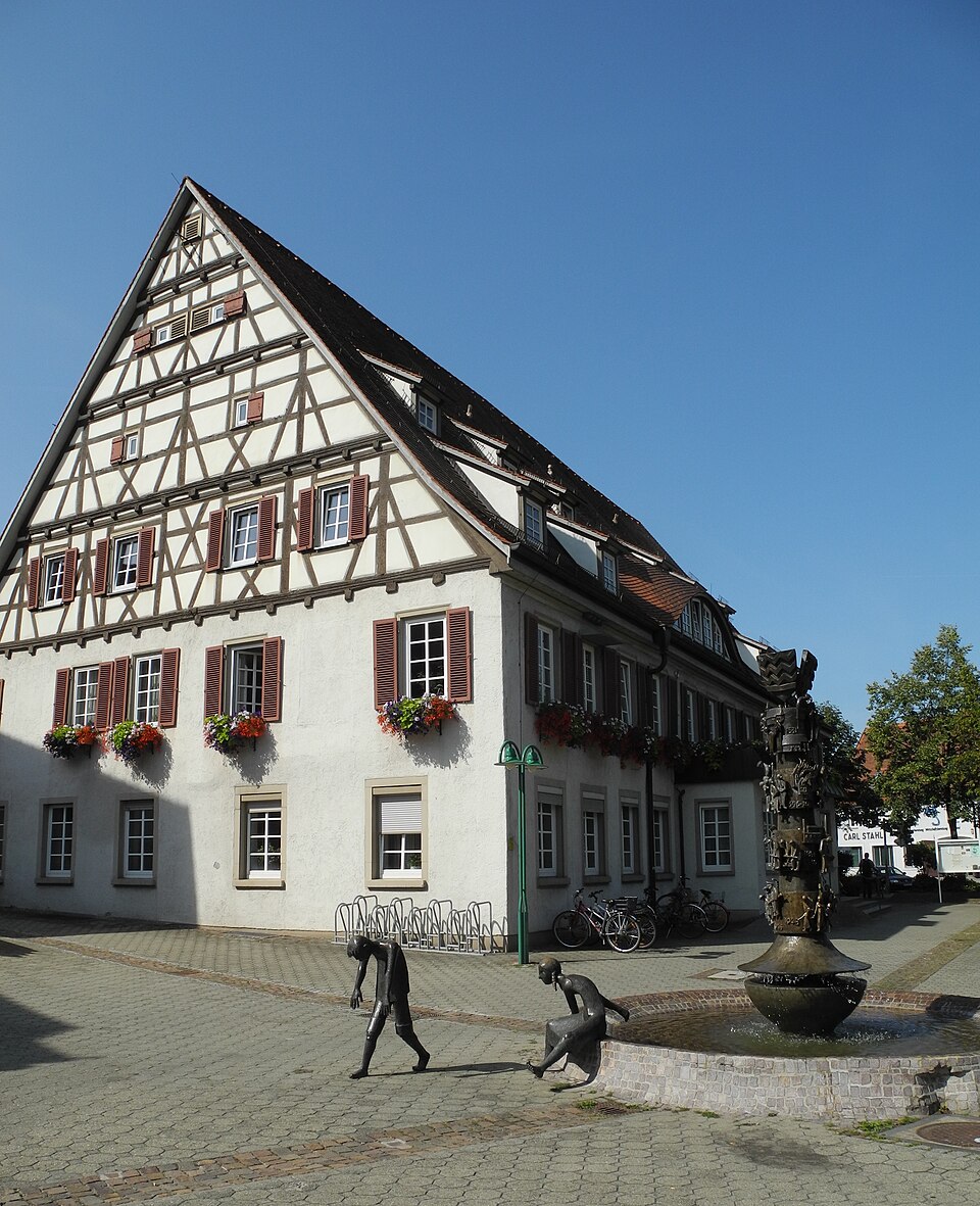 Umzug von Süßen nach Zypern per Container: Rathaus ab Fachwerk, mit Brunnen in Süßen