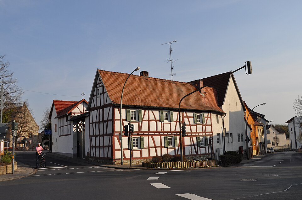 Umzug von Sulzbach (Hessen) nach Zypern per Palette: Sulzbach, An der Linde in Sulzbach (Hessen) – Foto: Karsten Ratzke, CC0, via Wikimedia Commons Umzug von Sulzbach (Hessen) nach Zypern per Palette: Sulzbach, An der Linde in Sulzbach (Hessen)