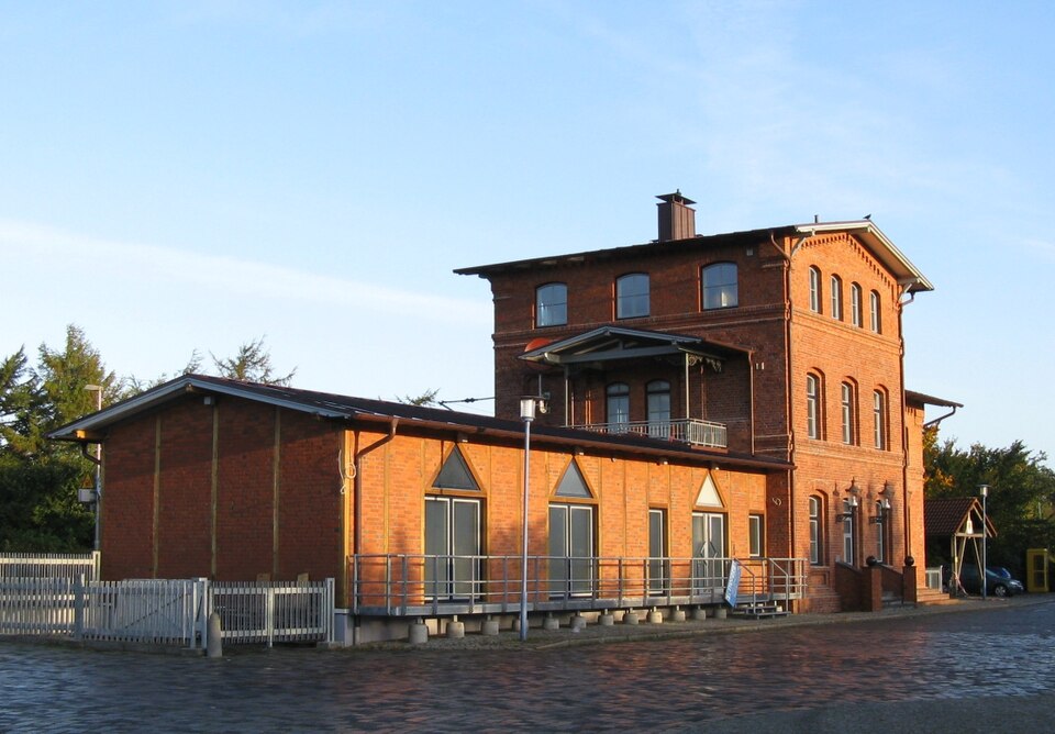 Umzug von Tarp nach Zypern per Container: Tarp Bahnhof – Foto: Niteshift (talk), CC BY 3.0, via Wikimedia Commons Umzug von Tarp nach Zypern per Container: Tarp Bahnhof