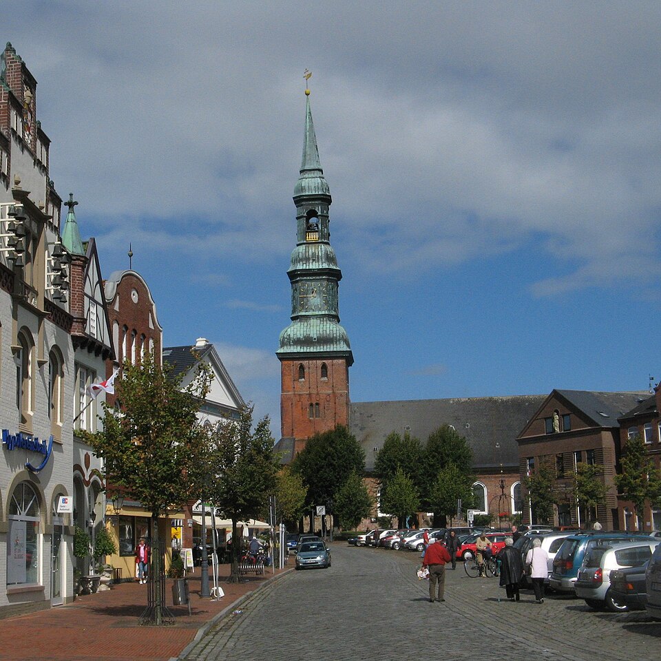 Umzug von Tönning nach Zypern per Container: Toenning marktplatz in Tönning – Foto: Dirk Ingo Franke, CC BY-SA 2.0 de, via Wikimedia Commons Umzug von Tönning nach Zypern per Container: Toenning marktplatz in Tönning