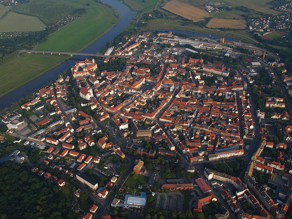 Umzug von Torgau nach Zypern per Container: Stadtansicht Torgau – Foto: Wolkenkratzer, CC BY-SA 3.0, via Wikimedia Commons Umzug von Torgau nach Zypern per Container: Stadtansicht Torgau