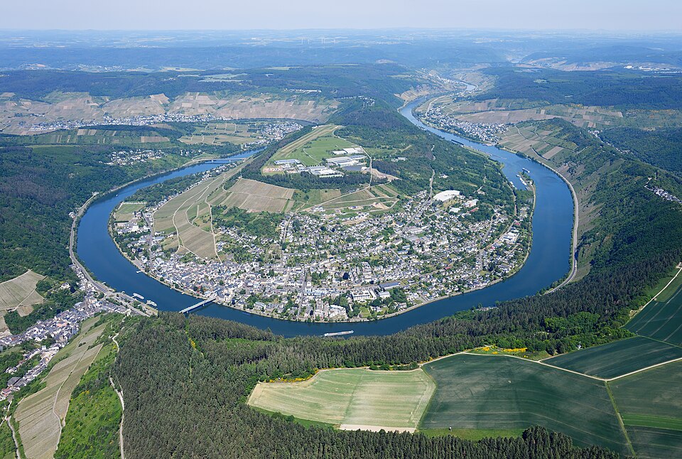 Umzug von Traben-Trarbach nach Zypern per Container: Aerial image of the Moselle in Traben-Trarbach (view from the south)