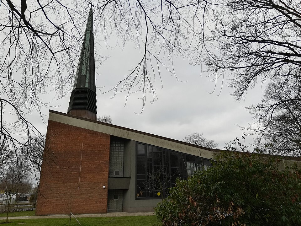 Umzug von Trappenkamp nach Zypern per Container: Friedenkirche – Foto: Fonzie, CC BY-SA 4.0, via Wikimedia Commons Umzug von Trappenkamp nach Zypern per Container: Friedenkirche