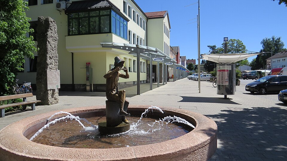 Umzug von Traunreut nach Zypern per Container: Rathausbrunnen in Traunreut – Foto: Flodur63, CC BY-SA 3.0, via Wikimedia Commons Umzug von Traunreut nach Zypern per Container: Rathausbrunnen in Traunreut