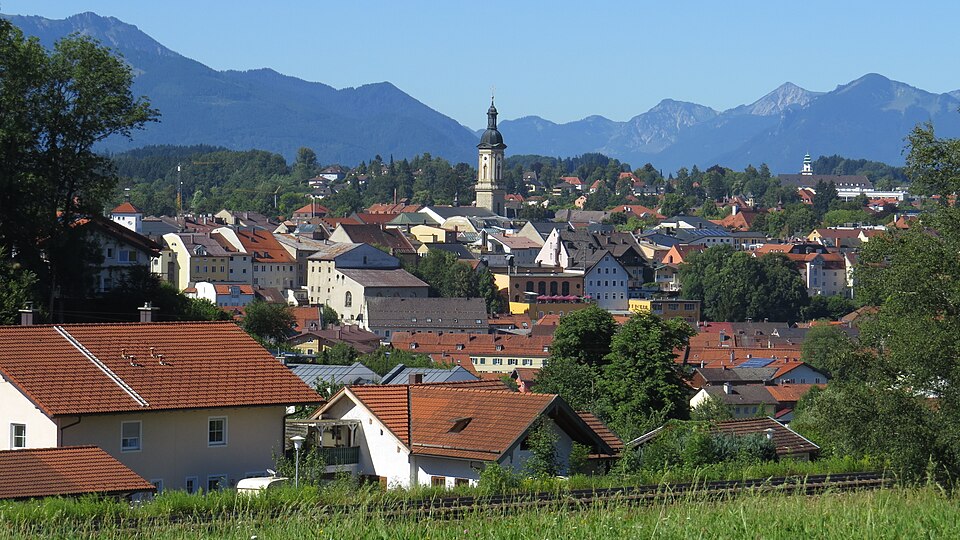 Umzug von Traunstein nach Zypern per Container: Surberg, TS, Ettendorfer Kircherl, Traunstein v NO – Foto: Flodur63, CC BY-SA 4.0, via Wikimedia Commons Umzug von Traunstein nach Zypern per Container: Surberg, TS, Ettendorfer Kircherl, Traunstein v NO