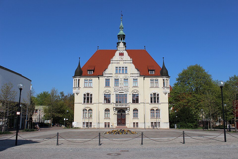 Umzug von Trossingen nach Zypern per Container: Rathaus Trossingen weit – Foto: Gabriel Rinaldi, CC BY-SA 3.0, via Wikimedia Commons Umzug von Trossingen nach Zypern per Container: Rathaus Trossingen weit