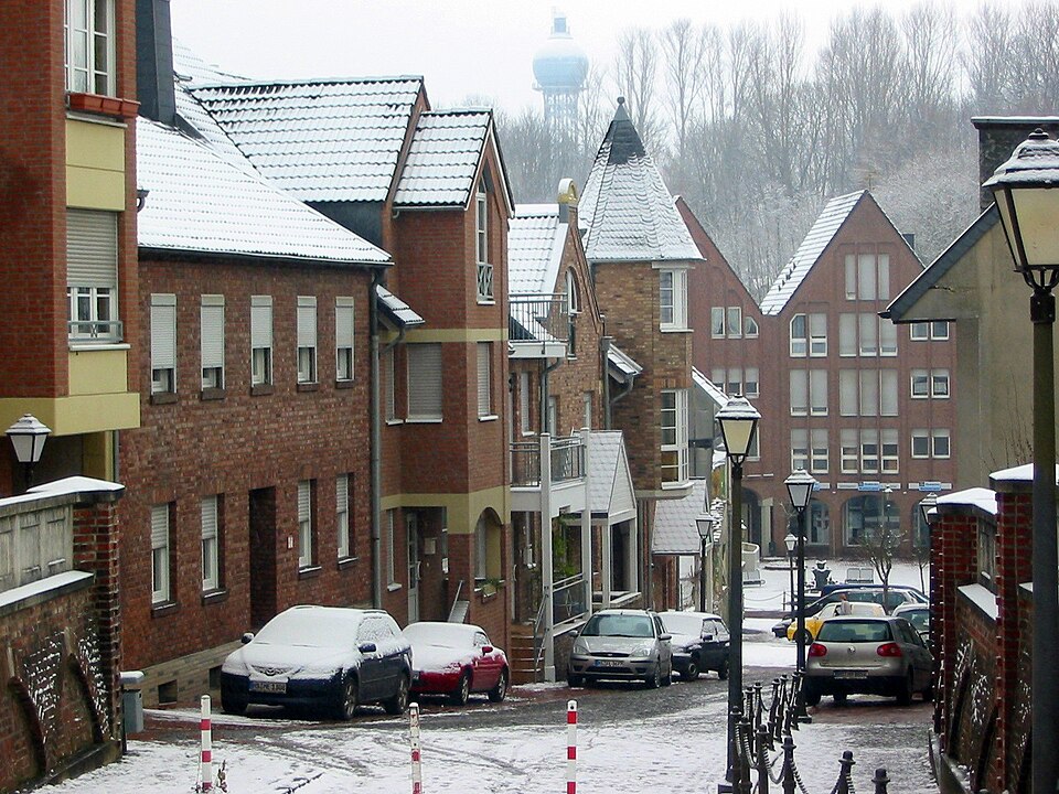 Umzug von Übach-Palenberg nach Zypern per Container: Übach von in Übach-Palenberg – Foto: Kolling, CC BY-SA 3.0, via Wikimedia Commons Umzug von Übach-Palenberg nach Zypern per Container: Übach von in Übach-Palenberg
