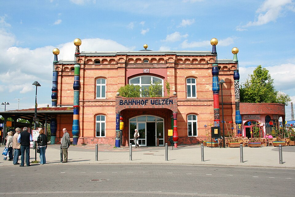 Umzug von Uelzen nach Zypern per Container: Hundertwasserbahnhof ies in Uelzen – Foto: Frank Vincentz, CC BY-SA 3.0, via Wikimedia Commons Umzug von Uelzen nach Zypern per Container: Hundertwasserbahnhof ies in Uelzen