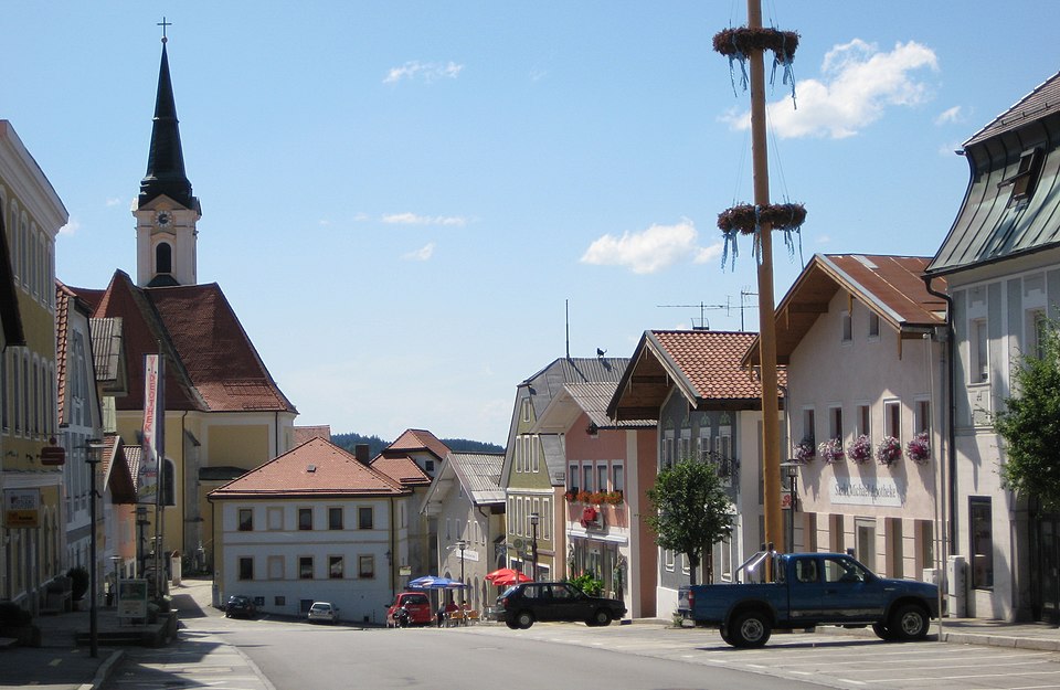 Umzug von Untergriesbach nach Zypern per Container: Untergriesbach Marktplatz – Foto: Aconcagua, CC BY-SA 3.0, via Wikimedia Commons Umzug von Untergriesbach nach Zypern per Container: Untergriesbach Marktplatz