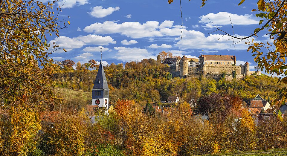 Umzug von Untergruppenbach nach Zypern per Container: Untergruppenbach und Burg Stettenfels – Foto: Bildtechnik Braendle, CC BY-SA 4.0, via Wikimedia Commons Umzug von Untergruppenbach nach Zypern per Container: Untergruppenbach und Burg Stettenfels