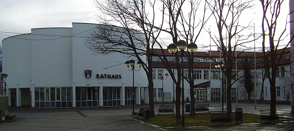 Umzug von Unterhaching nach Zypern per Container: Rathaus in Unterhaching – Foto: MyName (Gamsbart), CC BY 3.0 de, via Wikimedia Commons Umzug von Unterhaching nach Zypern per Container: Rathaus in Unterhaching
