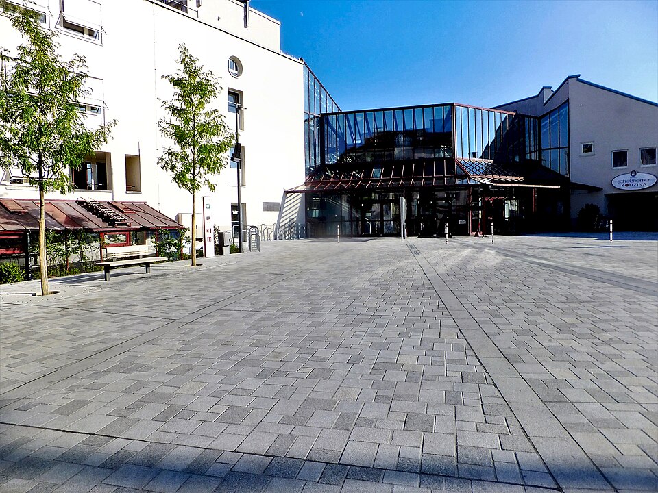 Umzug von Unterschleißheim nach Zypern per Container: Rathaus Unterschleißheim, Haupteingang – Foto: Sacha47, CC BY-SA 4.0, via Wikimedia Commons Umzug von Unterschleißheim nach Zypern per Container: Rathaus Unterschleißheim, Haupteingang